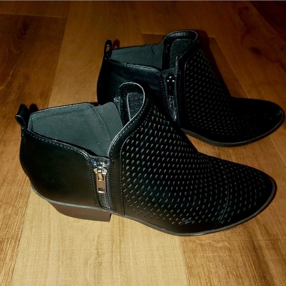 Black booties - Picture 1 of 3